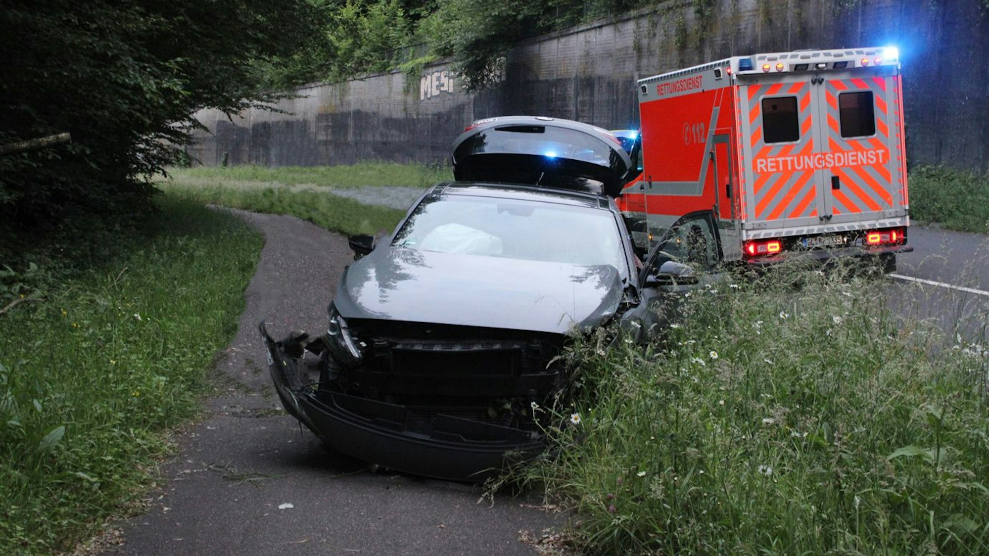 Ein beschädigter Hyundai steht nach einem Verkehrsunfall auf dem Grünstreifen neben der Siegburger Straße (B 484) in Overath.