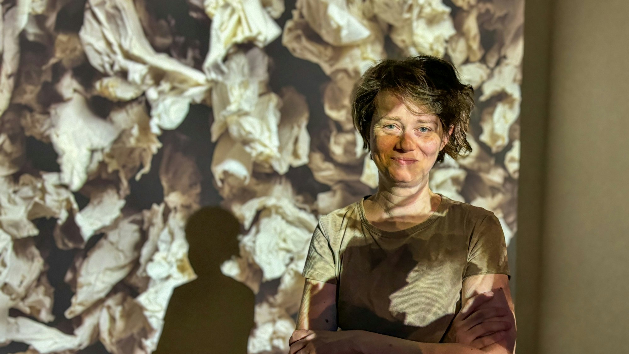 Mirjam Baker im „Höhlenlicht“.