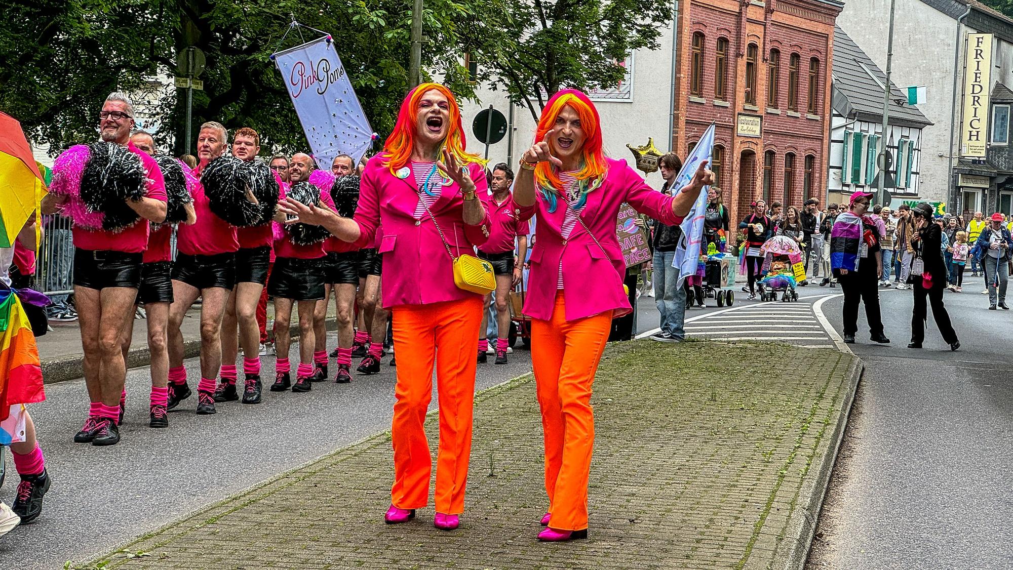 Tausende Menschen feierten auf dem ersten CSD in Leverkusen.