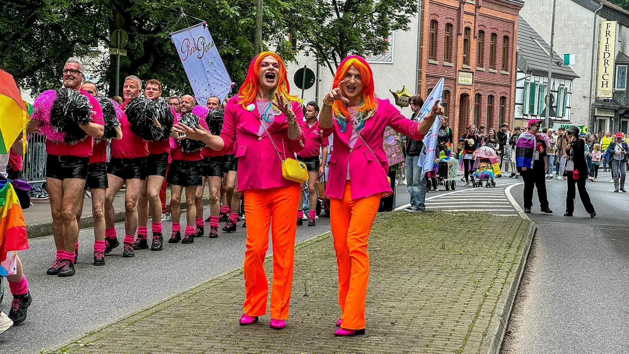 Tausende Menschen feierten auf dem ersten CSD in Leverkusen.