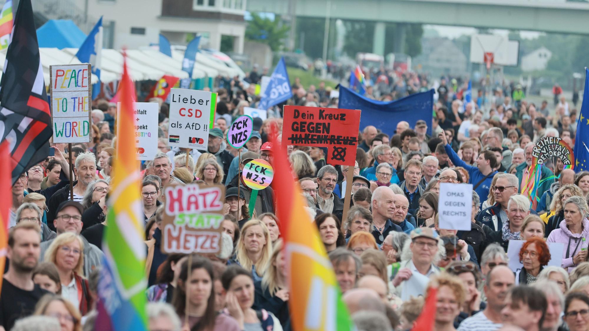 Tausende Kölner kamen am Samstag zur Kundgebung des Bündnisses „Arsch huh“, „Köln stellt sich quer“ und „Rechtsextremismus stoppen“