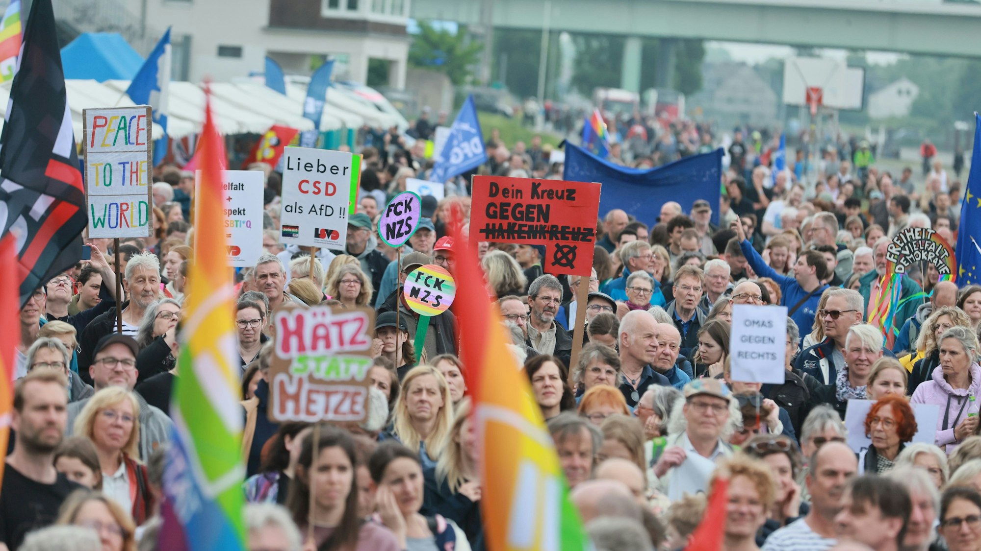 Tausende Kölner kamen am Samstag zur Kundgebung des Bündnisses „Arsch huh“, „Köln stellt sich quer“ und „Rechtsextremismus stoppen“