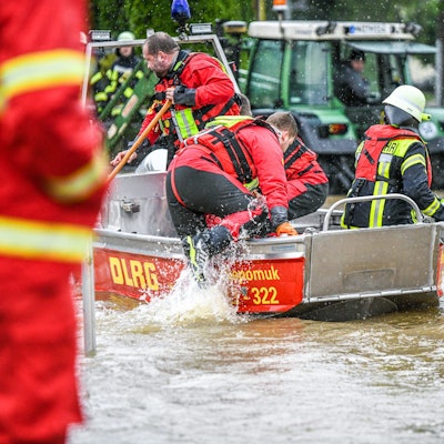 Viele DLRG-Wasserretter sind derzeit in Bayern im Einsatz, unter ihnen auch 14 Kräfte aus Wipperfürth, Gummersbach, Wiehl und Hückeswagen. Unser Foto zeigt den Aufbruch einer DLRG-Gruppe zu einer Rettung auf dem Wasser in Bayern.
