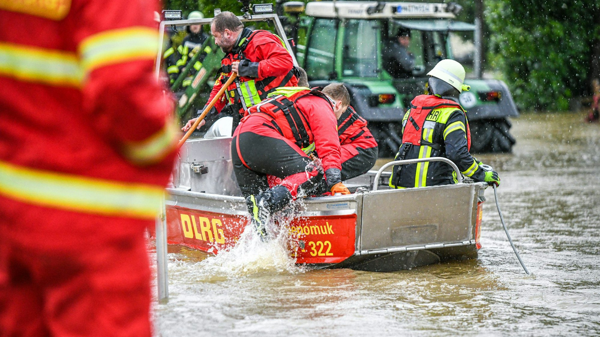 Angehörige der DLRG aus Memmingen sind dabei, Leute aus überschwemmten Wohnungen zu evakuieren.