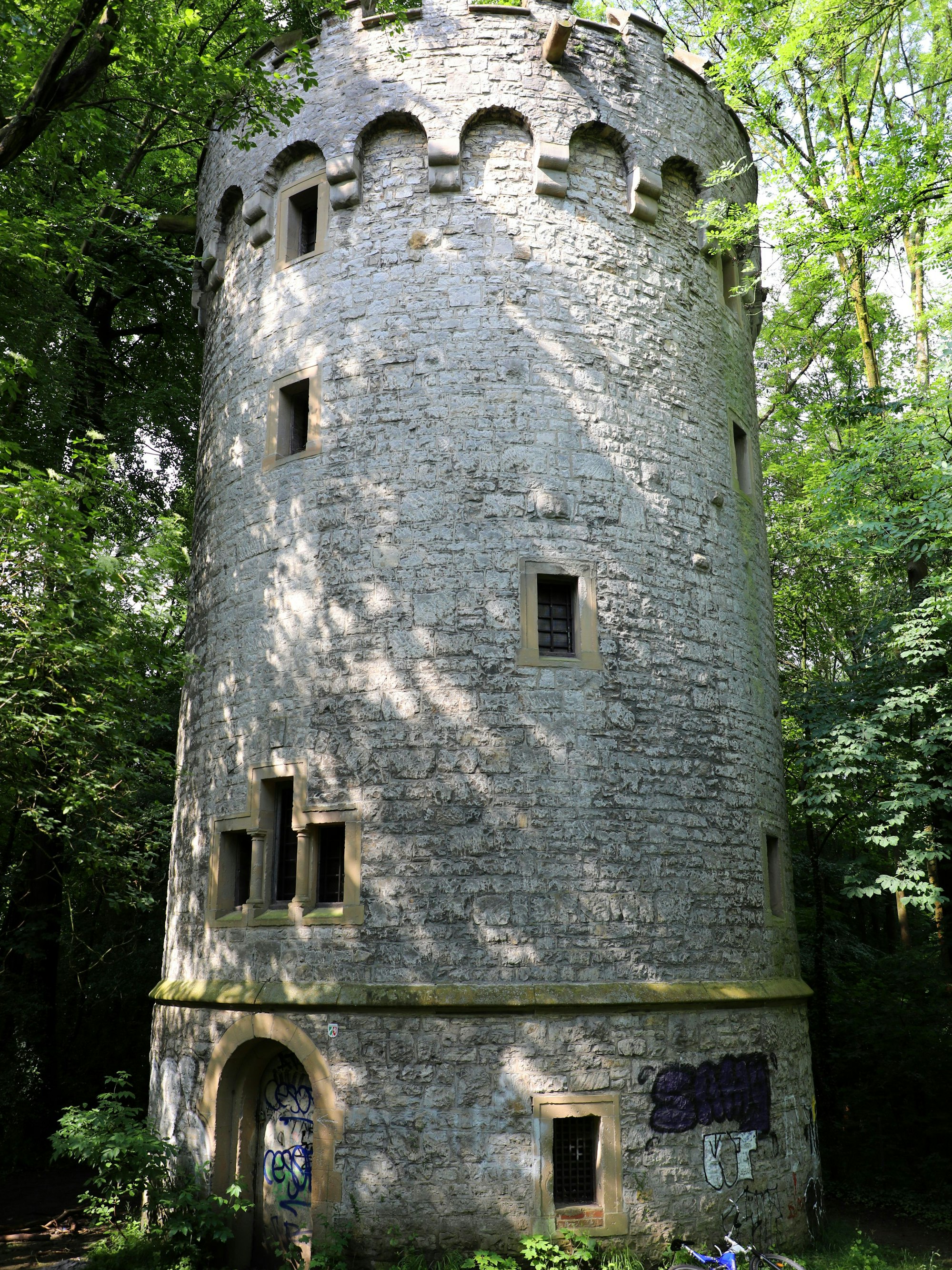 Der Wasserturm auf dem Quirlsberg wurd aus massiven Kalksteinen erbaut.