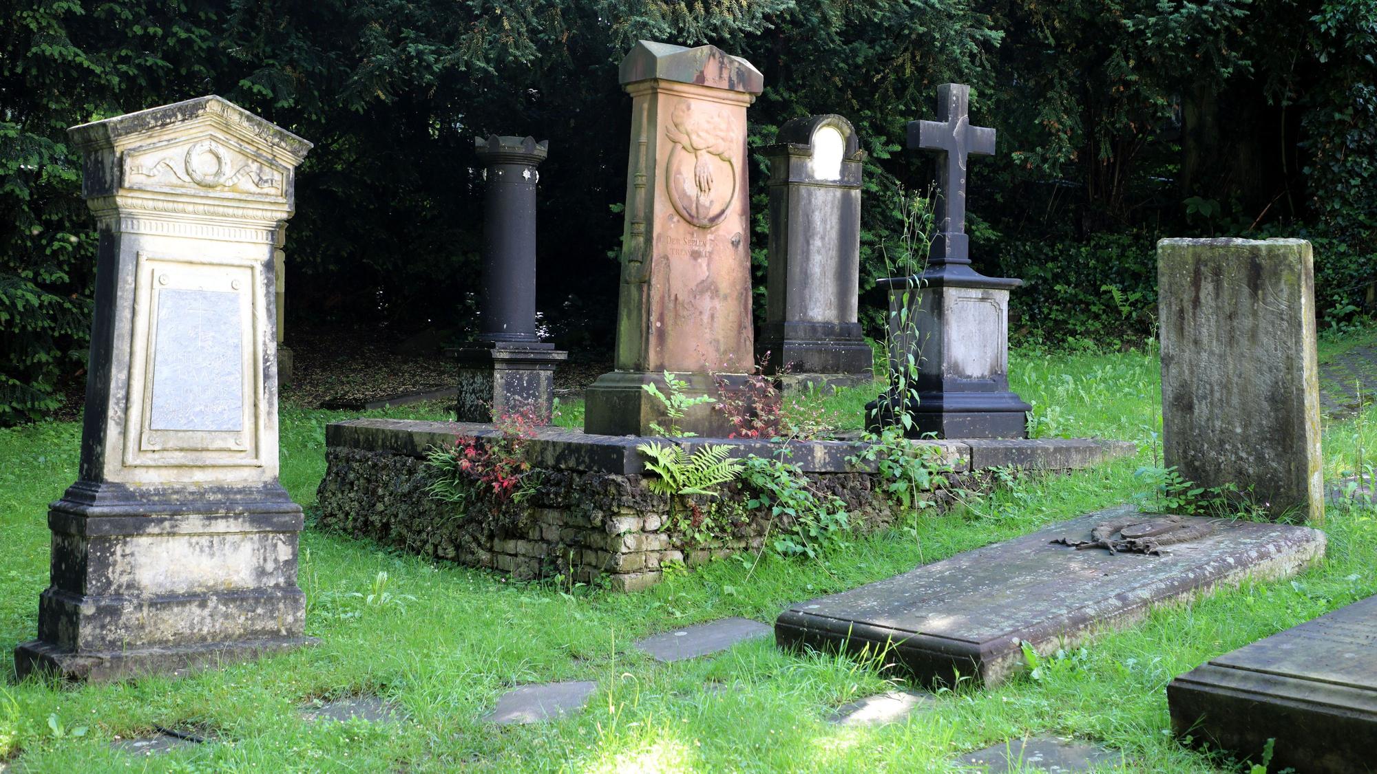 Auf dem historischen Friedhof an der Gnadenkirche stehen Grabsteine.