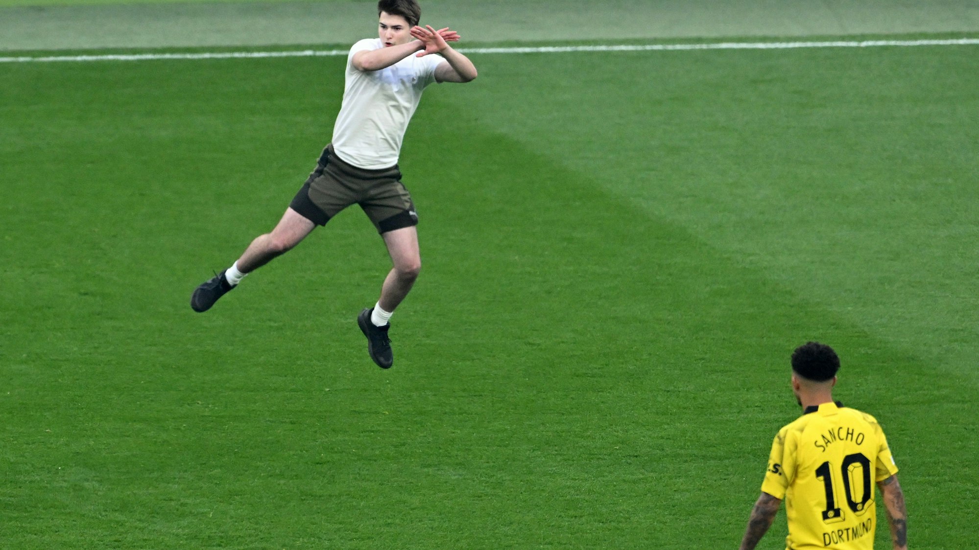 Einer der Flitzer jubelte in Ronaldo-Manier zwischen den wartenden Akteuren der beiden Finalisten.