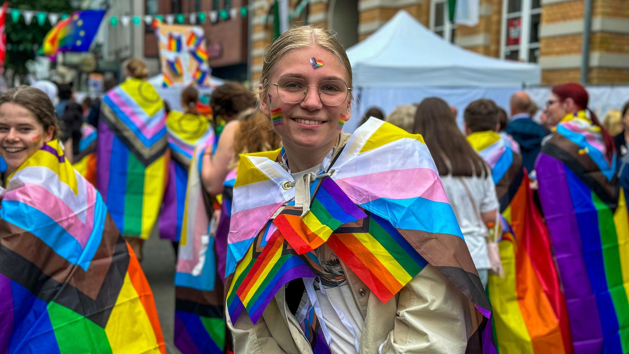 Tausende Menschen feierten auf dem ersten CSD in Leverkusen.