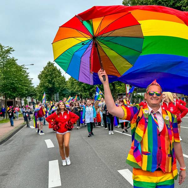 Tausende Menschen feierten auf dem ersten CSD in Leverkusen: Olaf Wunderbar.