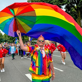 Tausende Menschen feierten auf dem ersten CSD in Leverkusen: Olaf Wunderbar.