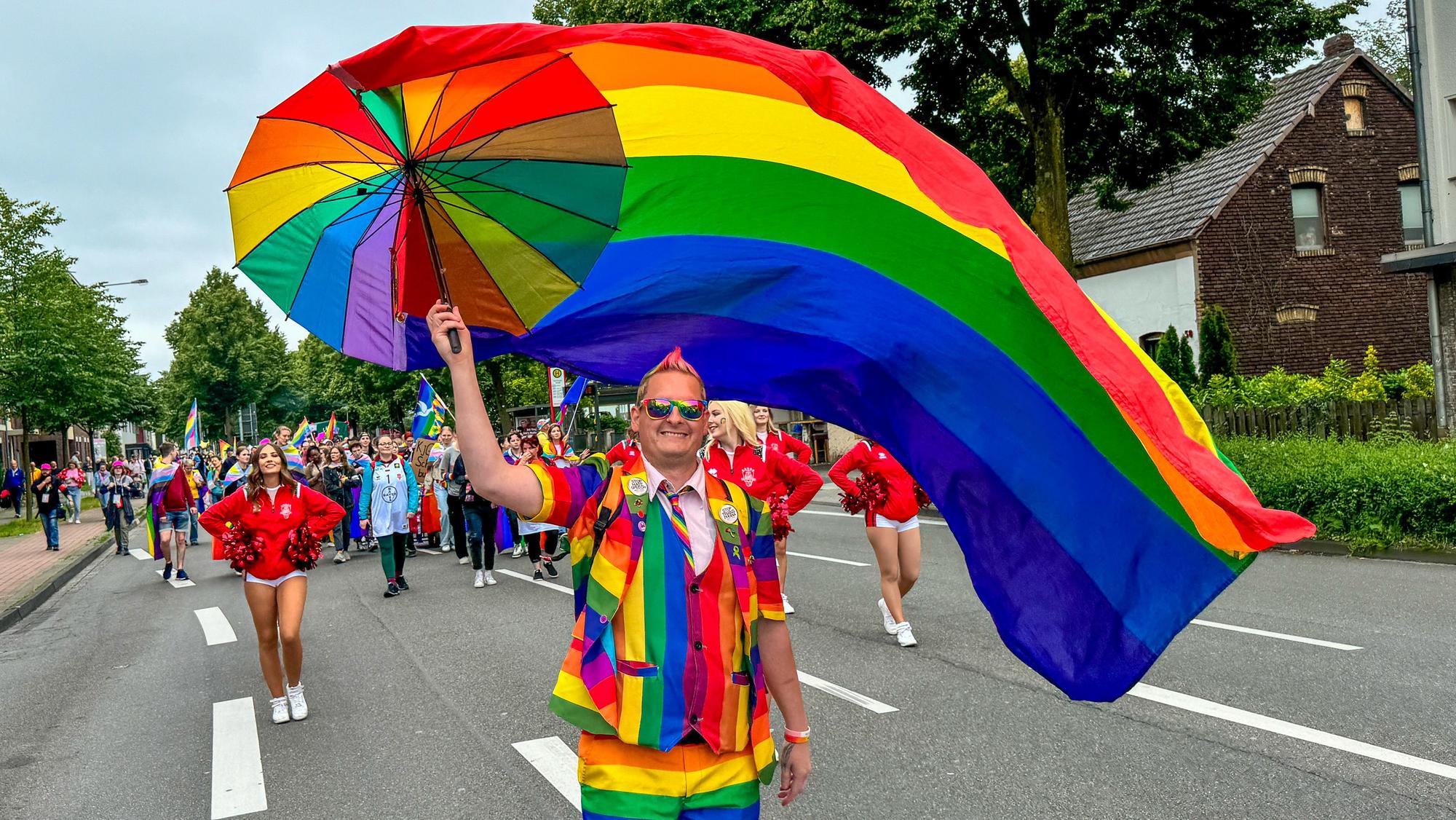 Tausende Menschen feierten auf dem ersten CSD in Leverkusen: Olaf Wunderbar.