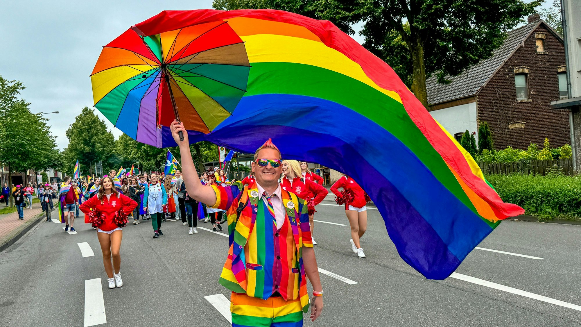 Tausende Menschen feierten auf dem ersten CSD in Leverkusen: Olaf Wunderbar.