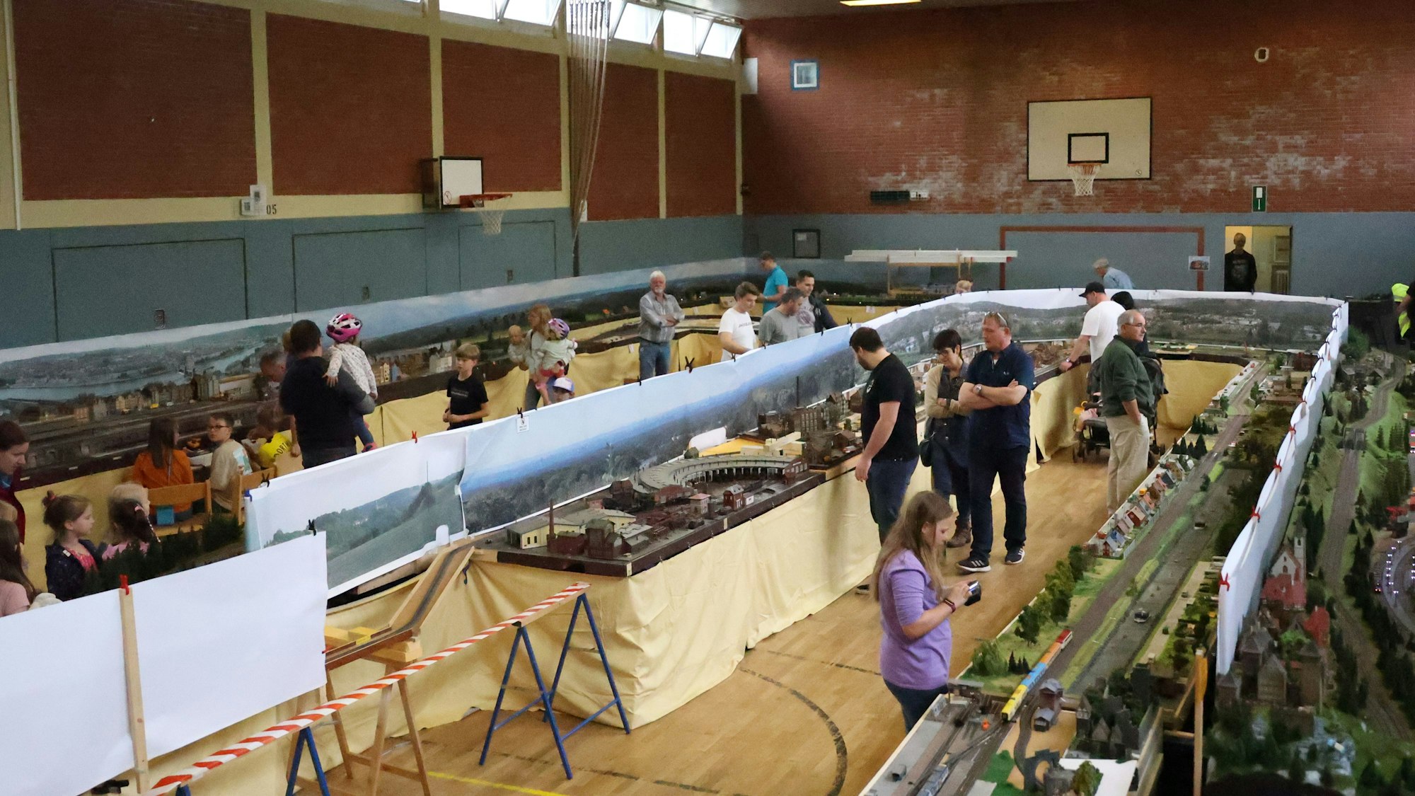Die Modelleisenbahn-AG der Grundschule Burgweg präsentierte ihre Anlage in der schuleigenen Turnhalle.