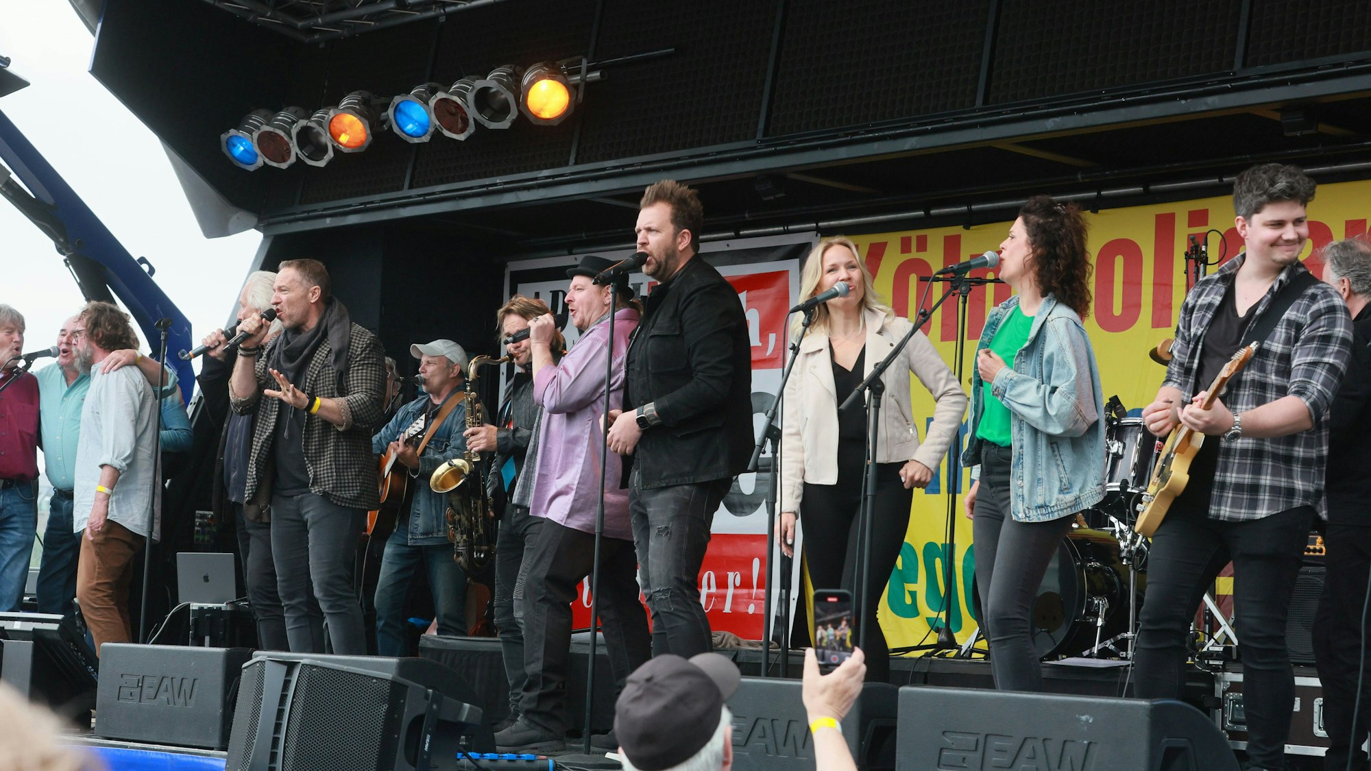 Mit einem bunten Programm warben kölsche Bands, Kabarettisten und Redner am Samstag für ein vielfältiges, demokratisches Europa.