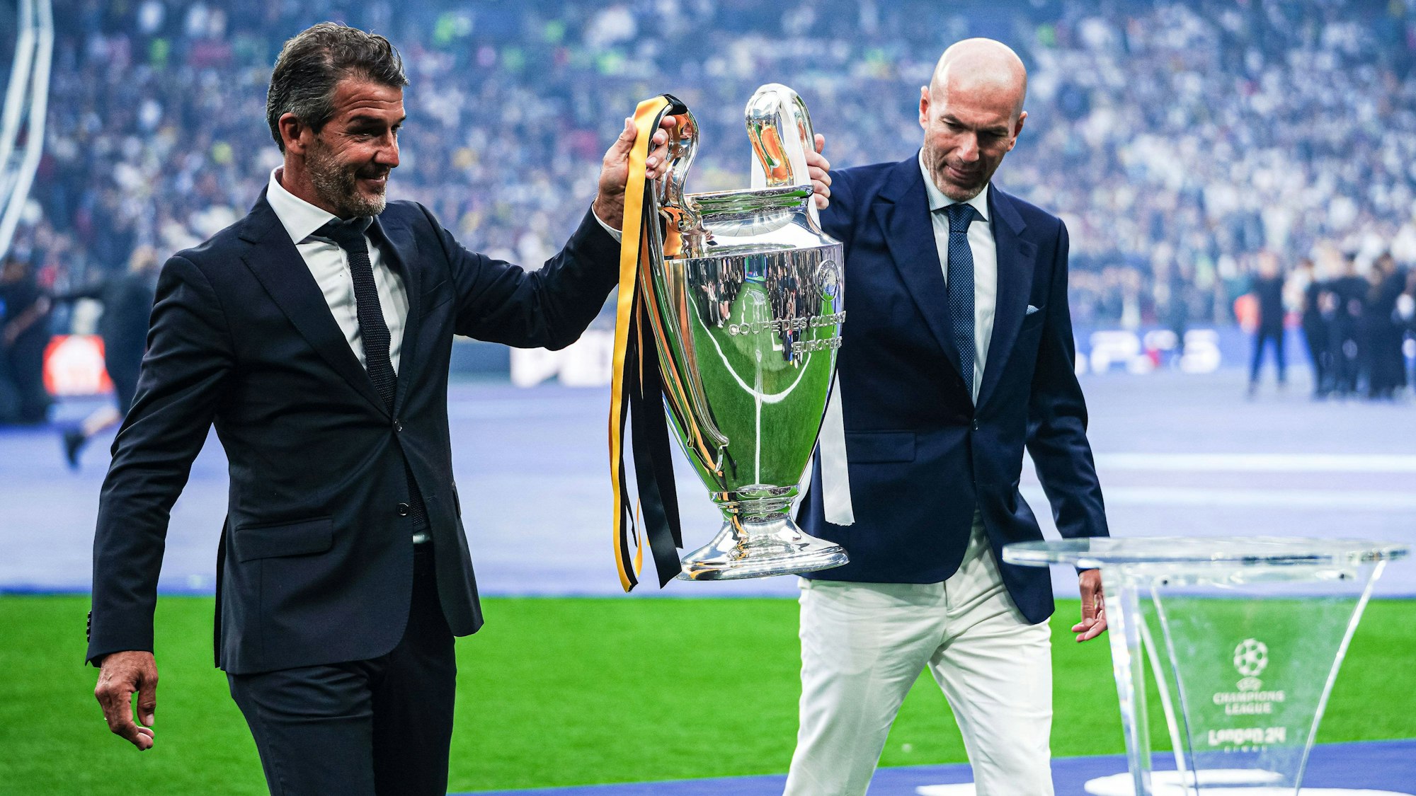 Ksrl-Heinz Riedle und Zinedine Zidane mit Champions League Pokal ENG, Borussia Dortmund vs. Real Madrid, Fussball, Champions League, Finale, Saison 2023/2024, 01.06.2024 ENG, Borussia Dortmund vs. Real Madrid, Fussball, Champions League, Finale, Saison 2023/2024, 01.06.2024 London *** Ksrl Heinz Riedle and Zinedine Zidane with Champions League Cup ENG, Borussia Dortmund vs Real Madrid, Football, Champions League, Final, Season 2023 2024, 01 06 2024 ENG, Borussia Dortmund vs Real Madrid, Football, Champions League, Final, Season 2023 2024, 01 06 2024 London Copyright: xEibner-Pressefoto/MarcelxvonxFehrnx EP_MFN