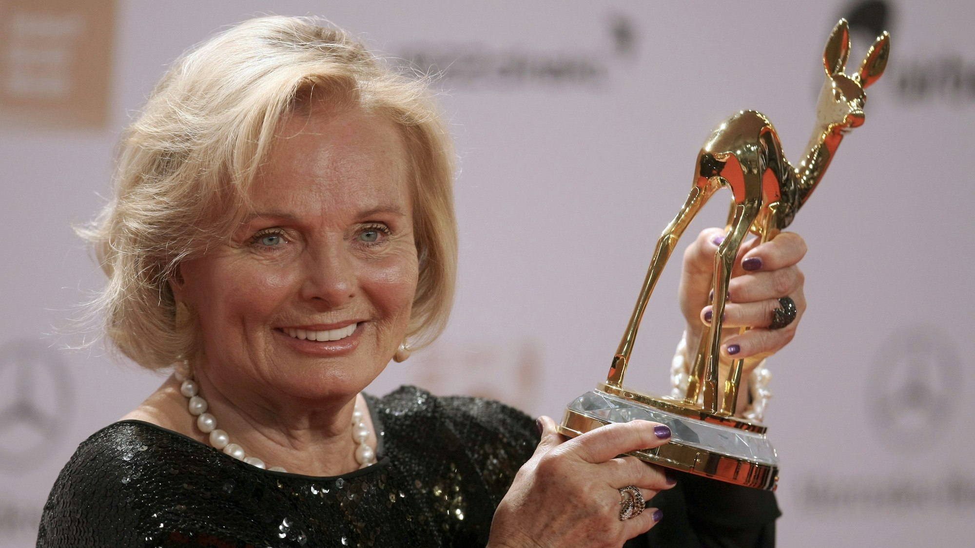 Schauspielerin Ruth Maria Kubitschek posiert 2011 mit der Bambi-Trophäe.