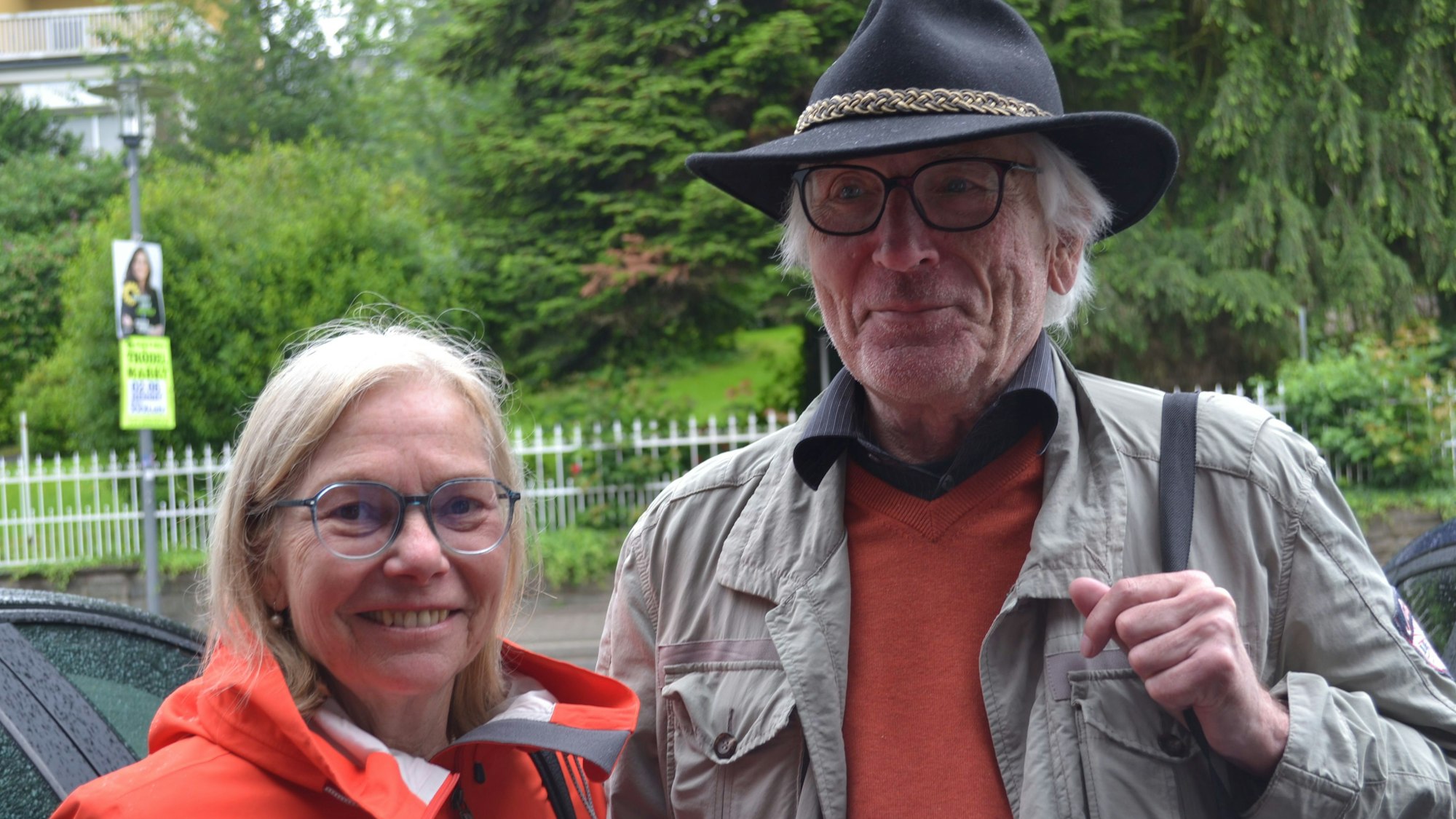 Ein Mann mit Filzhut und eine blonde Frau mit Brille.