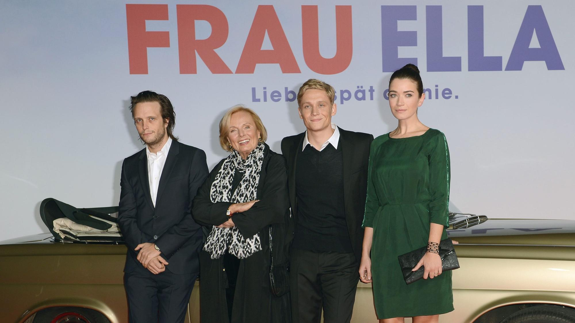 ARCHIV - 08.10.2013, Berlin: Die Schauspieler August Diehl (l-r), Ruth-Maria Kubitschek, Matthias Schweighöfer und Anna Bederke kommen zur Premiere des Films «Frau Ella». (zu dpa: «Schauspielerin Ruth Maria Kubitschek gestorben») Foto: Britta Pedersen/dpa-Zentralbild/dpa +++ dpa-Bildfunk +++