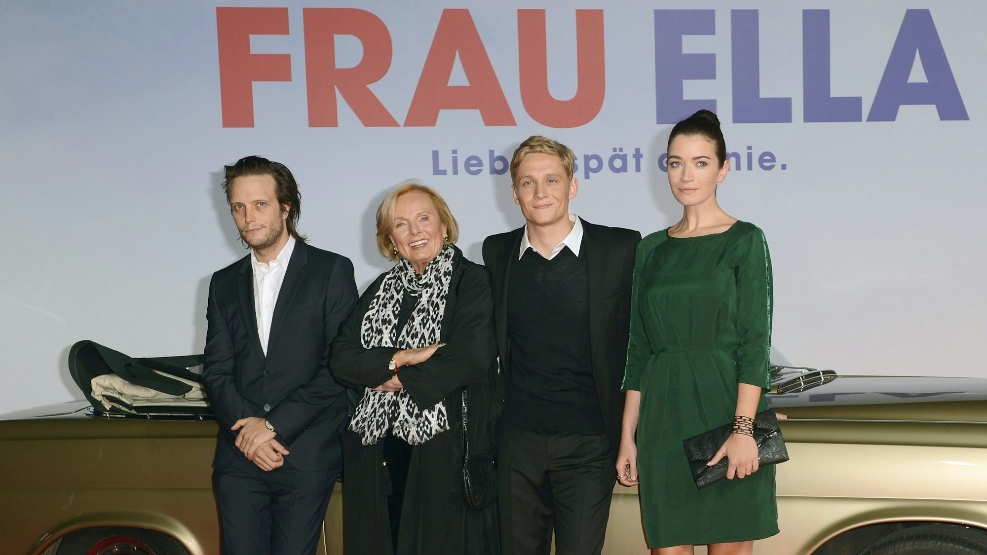 ARCHIV - 08.10.2013, Berlin: Die Schauspieler August Diehl (l-r), Ruth-Maria Kubitschek, Matthias Schweighöfer und Anna Bederke kommen zur Premiere des Films «Frau Ella». (zu dpa: «Schauspielerin Ruth Maria Kubitschek gestorben») Foto: Britta Pedersen/dpa-Zentralbild/dpa +++ dpa-Bildfunk +++