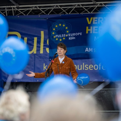 Henriette Reker spricht bei der Kundgebung auf der Bühne.