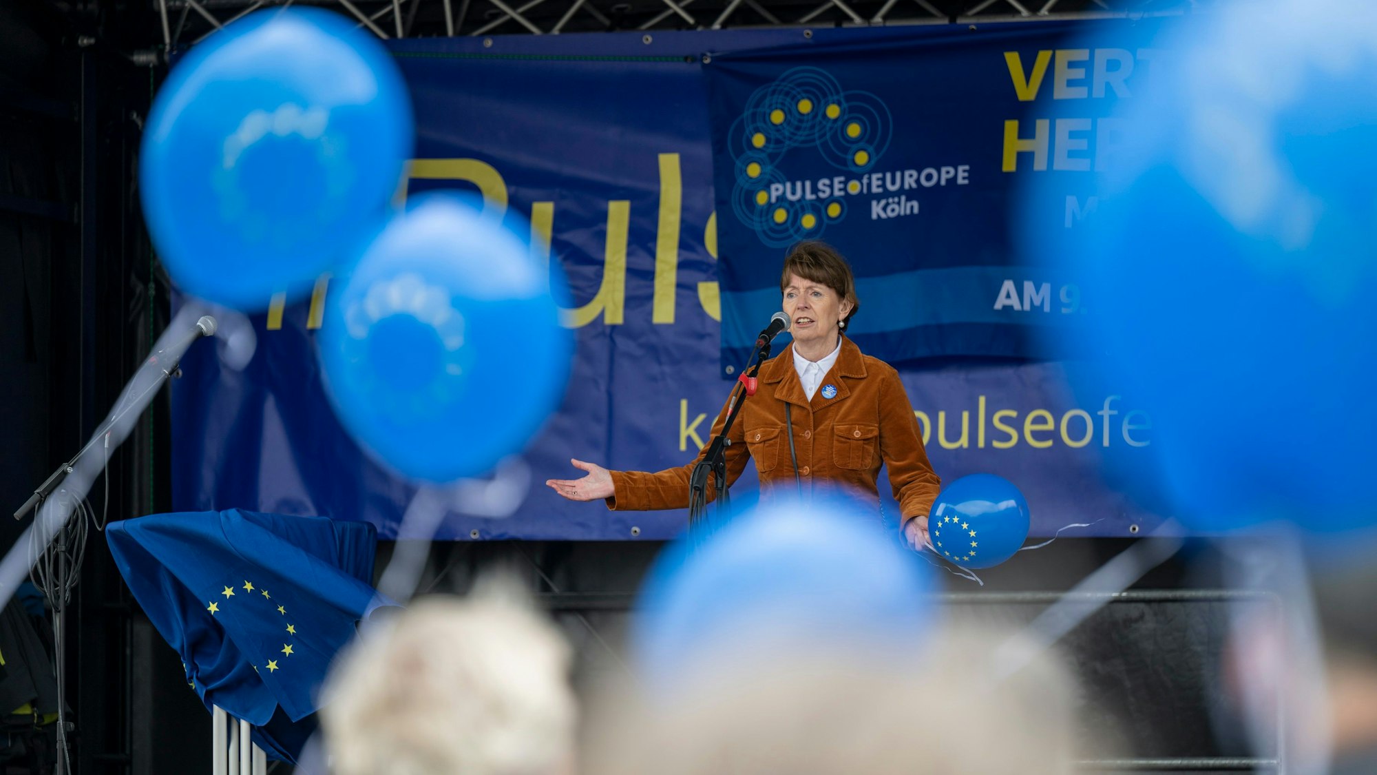 Henriette Reker spricht bei der Kundgebung auf der Bühne.