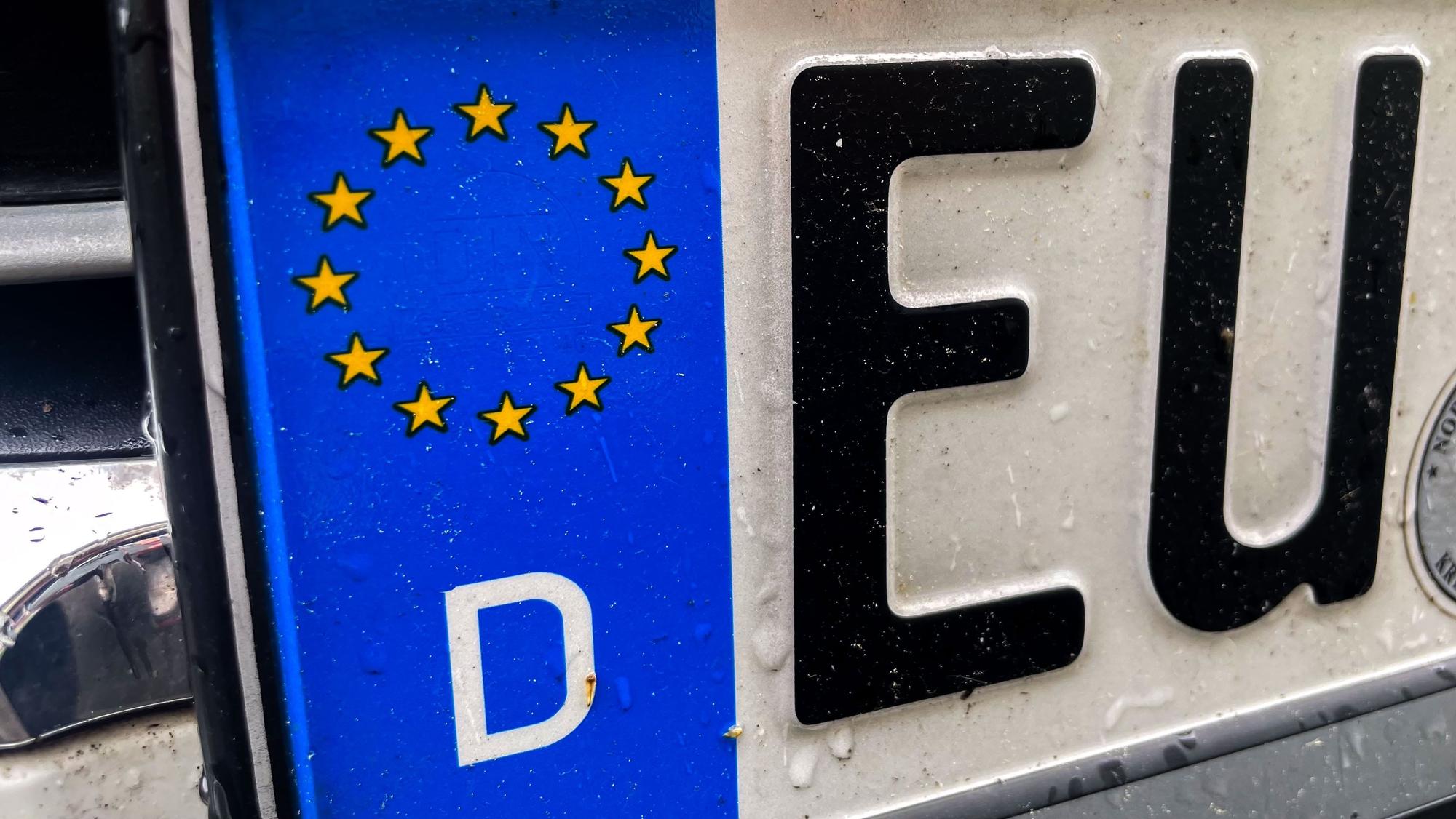 Das Bild zeigt einen Teil eines Kfz-Zeichens mit dem „EU“ für Kreis Euskirchen.