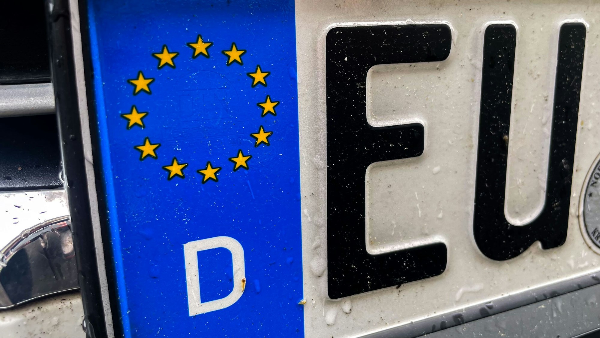 Ein Euskirchener Nummernschild an einem Auto.