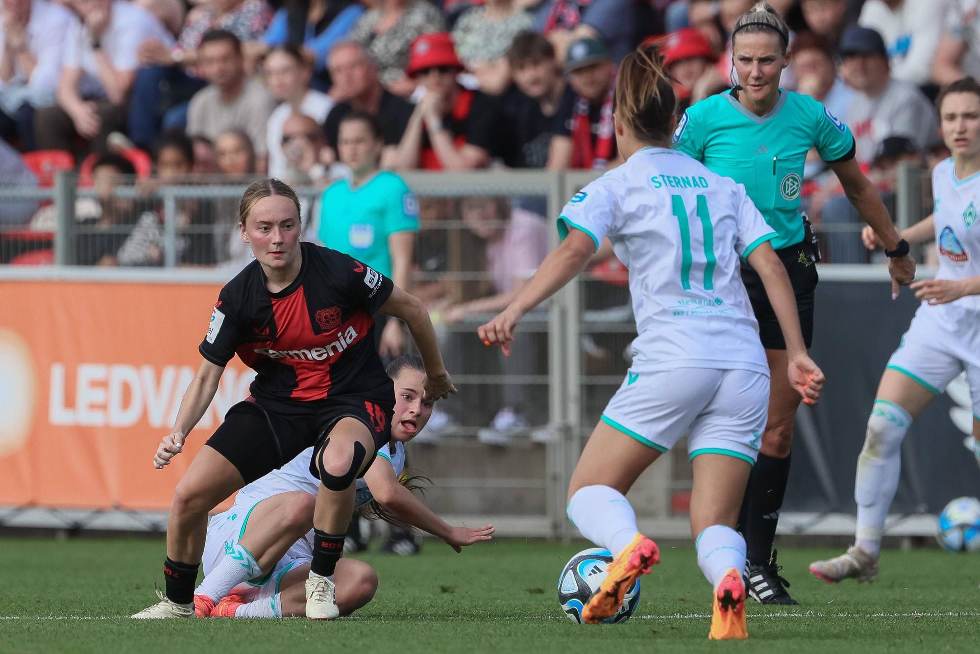 v.li.: Sofie Zdebel Bayer 04 Leverkusen, 16, Tuana Mahmoud SV Werder Bremen, 10 und Maja Sternad SV Werder Bremen, 11 im Zweikampf, Duell, Dynamik, Aktion, Action, Spielszene, DIE DFB-RICHTLINIEN UNTERSAGEN JEGLICHE NUTZUNG VON FOTOS ALS SEQUENZBILDER UND/ODER VIDEOÄHNLICHE FOTOSTRECKEN. DFB REGULATIONS PROHIBIT ANY USE OF PHOTOGRAPHS AS IMAGE SEQUENCES AND/OR QUASI-VIDEO., 20.05.2024, Leverkusen Deutschland, Fussball, Google Pixel Frauen-Bundesliga, Bayer 04 Leverkusen - SV Werder Bremen *** from left Sofie Zdebel Bayer 04 Leverkusen, 16 , Tuana Mahmoud SV Werder Bremen, 10 and Maja Sternad SV Werder Bremen, 11 in duel, duel, dynamic, action, action, game scene, THE DFB REGULATIONS PROHIBIT ANY USE OF PHOTOGRAPHS AS IMAGE SEQUENCES AND OR QUASI VIDEO , 20 05 2024, Leverkusen Germany , Football, Google Pixel Womens Bundesliga, Bayer 04 Leverkusen SV Werder Bremen xobx