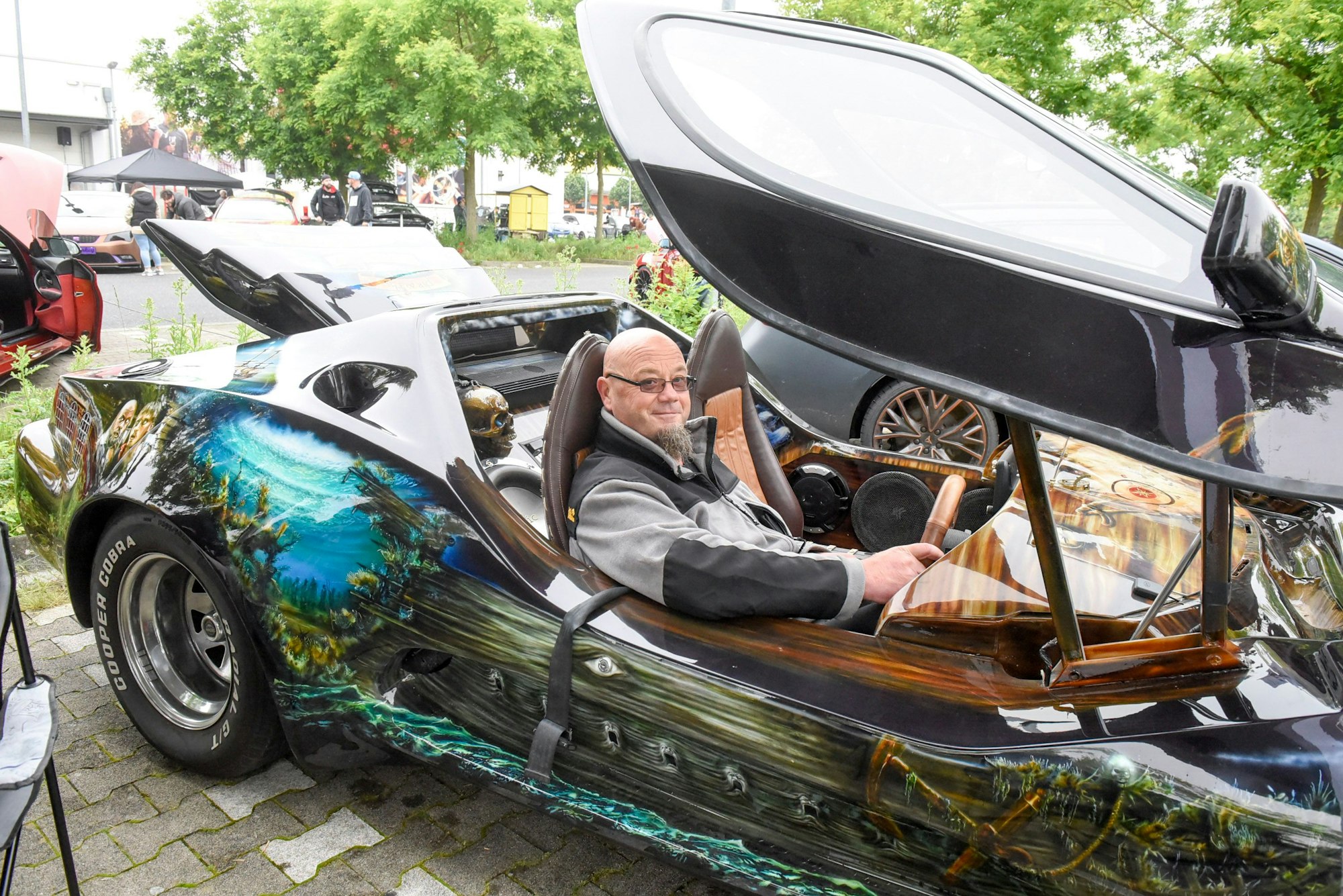 Volker Klein in seinem Eigenbau Marke Nova, der mit dem Fluch der Karibik verziert ist.