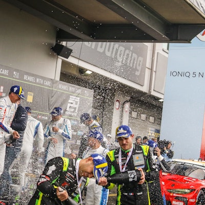 Bei der Siegerehrung des 24-Stunden-Rennens 2024 spritzten die Rennfahrer ordentlich mit Champagner.