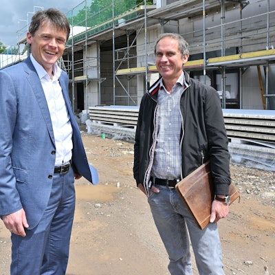 Das Foto zeigt Vorstand Christoph Gubert und Detlef Bergerhoff aus der Immobilienabteilung auf der Baustelle in Kürten-Hungenbach