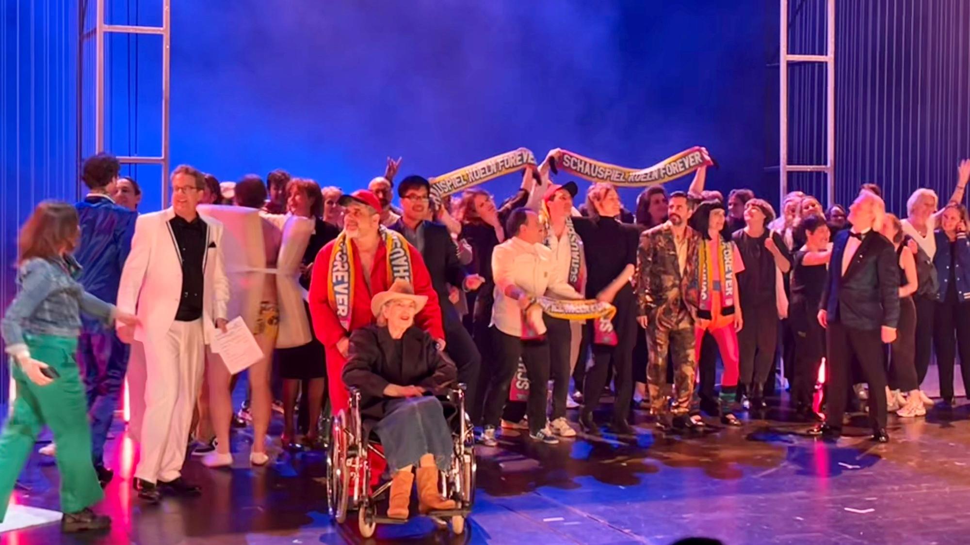 Das Ensemble des Schauspiel Köln steht zum Abschluss der Abschiedsgala von Stefan Bachmann auf der Bühne des Depot 1.
