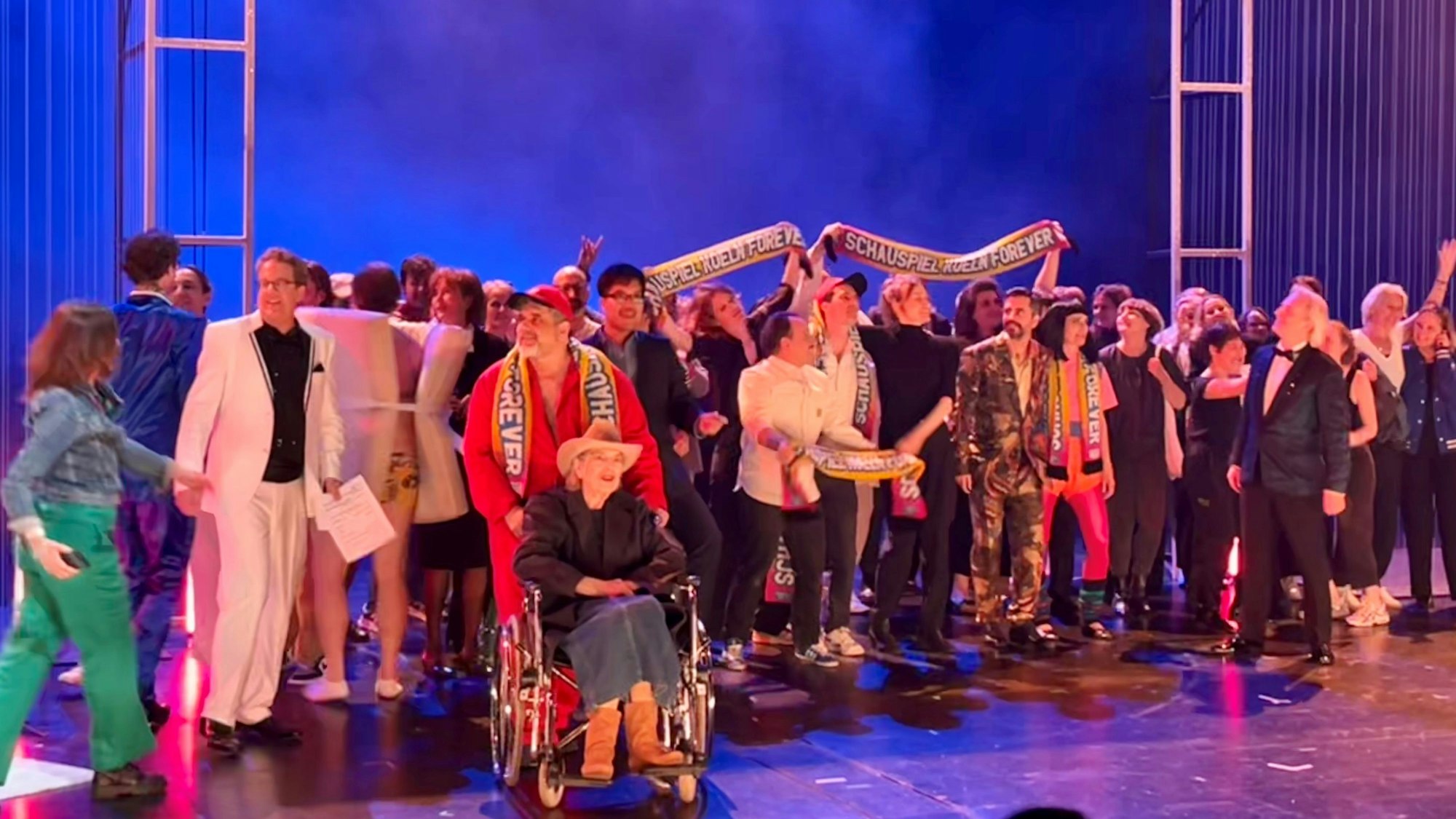 Das Ensemble des Schauspiel Köln steht zum Abschluss der Abschiedsgala von Stefan Bachmann auf der Bühne des Depot 1.
