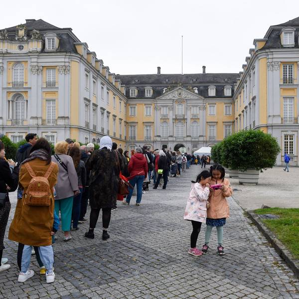 Lange Warteschlangen bildeten sich zum kostenlosen Rundgang durch das Schloss Augustusburg.