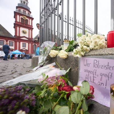 dpatopbilder - 02.06.2024, Baden-Württemberg, Mannheim: Nach der Messerattacke mit mehreren Verletzten in Mannheim erinnern Kerzen und Blumen an die Opfer. Foto: Thomas Frey/dpa +++ dpa-Bildfunk +++