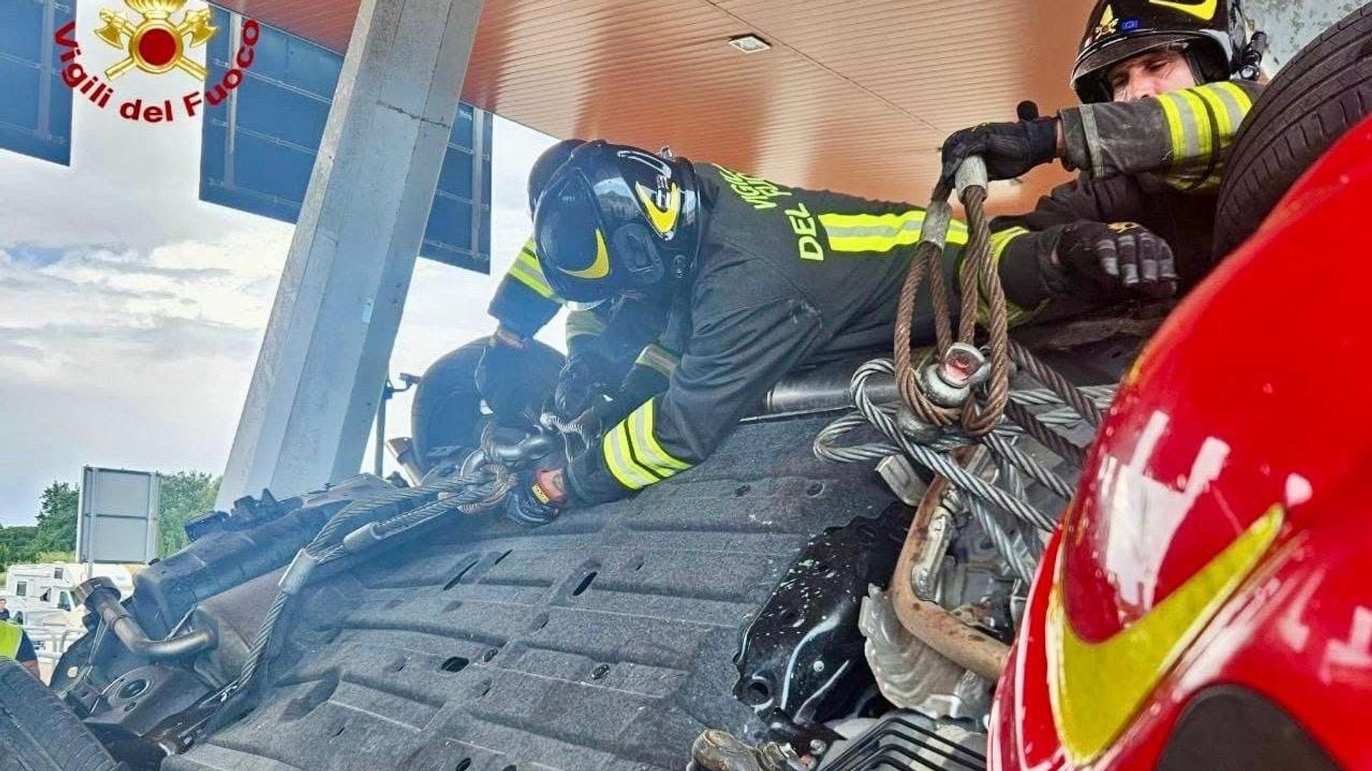 Einsatzkräfte der Feuerwehr untersuchen Autos nach einem schweren Verkehrsunfall. Zwei Deutsche sind bei einem Verkehrsunfall in der Toskana ums Leben gekommen