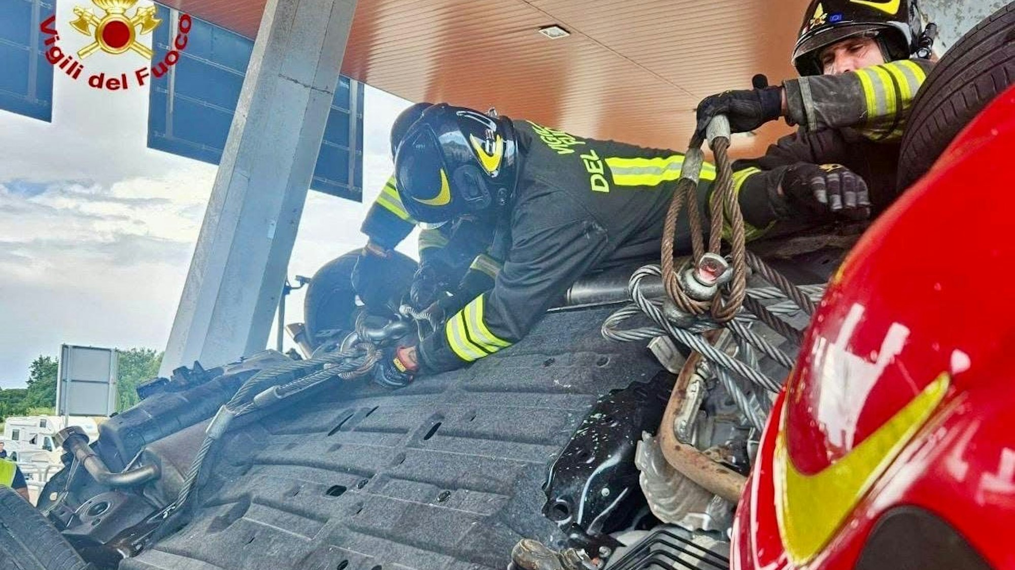 Einsatzkräfte der Feuerwehr untersuchen Autos nach einem schweren Verkehrsunfall. Zwei Deutsche sind bei einem Verkehrsunfall in der Toskana ums Leben gekommen