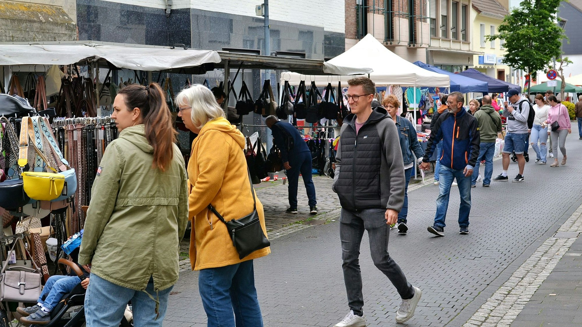 Zahlreiche Menschen schlendern durch die Zülpicher Innenstadt. Am Straßenrand sind Marktstände aufgebaut.