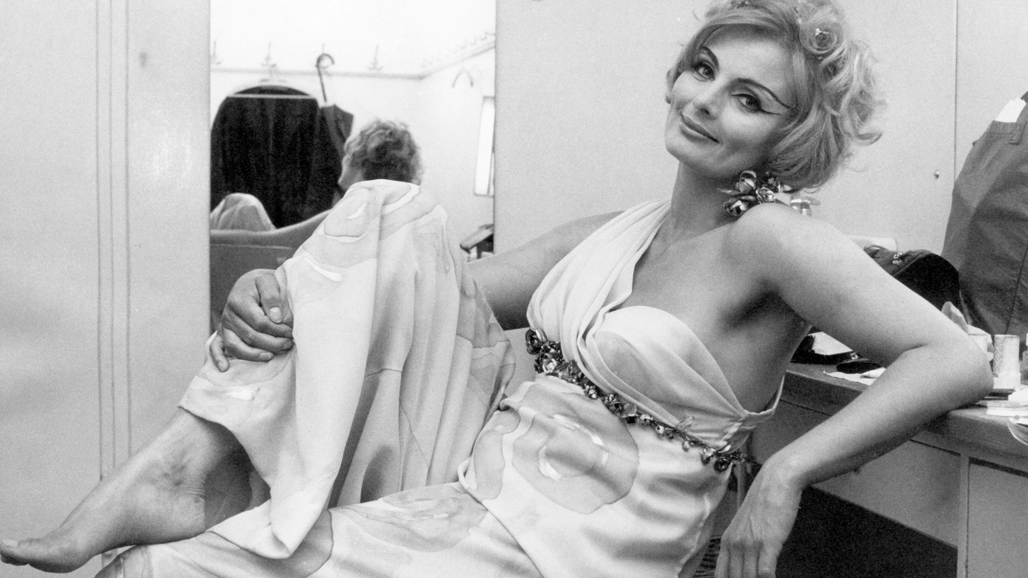 Ruth Maria Kubitschek als Helena in „Die Troerinnen des Euripides“ in ihrer Garderobe in den Münchner Kammerspielen am 15.07.1968.