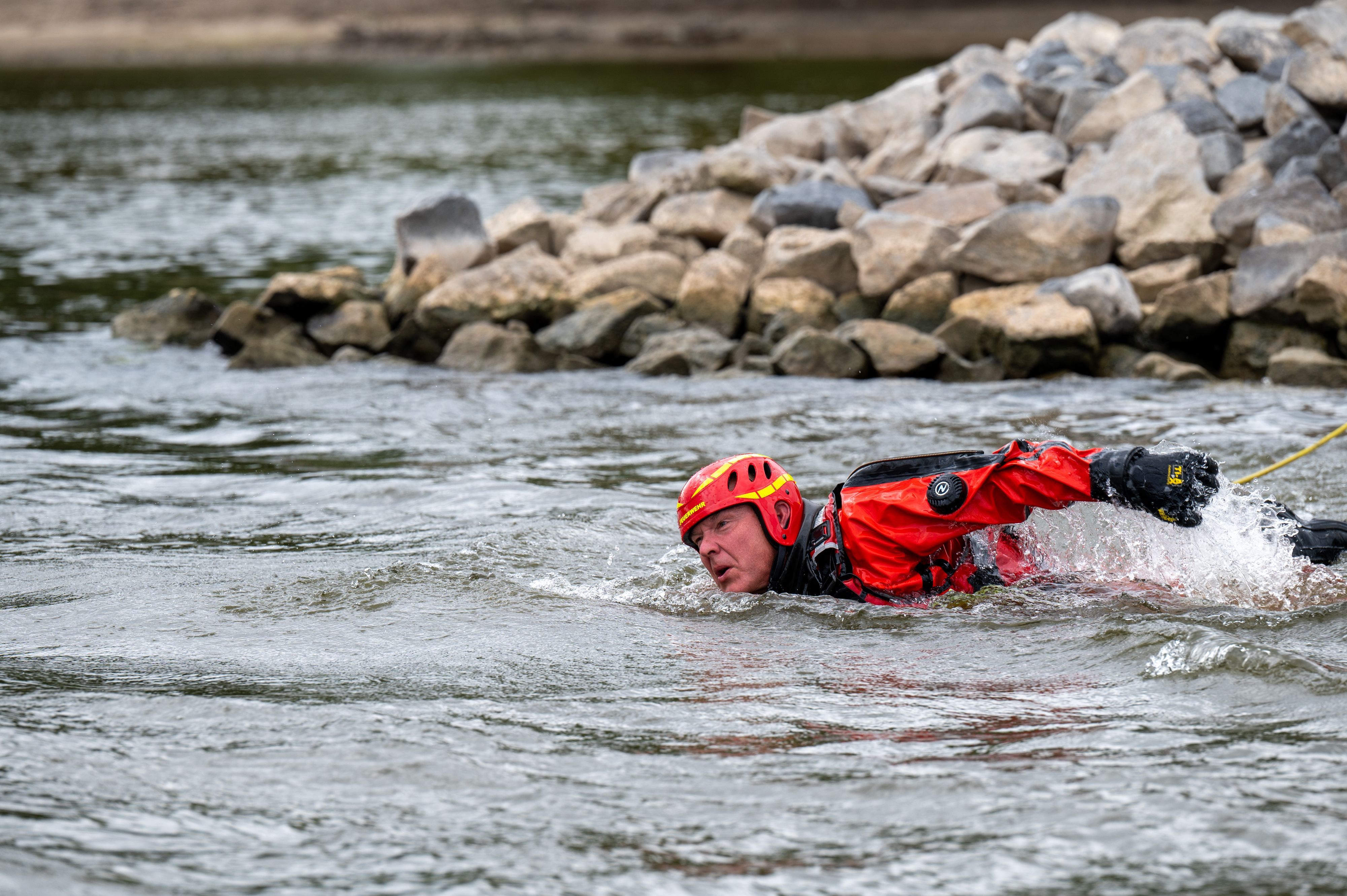 Ein Rettungsschwimmer ist im Einsatz. Die Feuerwehr demonstriert die Rettung eines Verunglückten aus dem Rhein in Rodenkirchen. Foto: Uwe Weiser