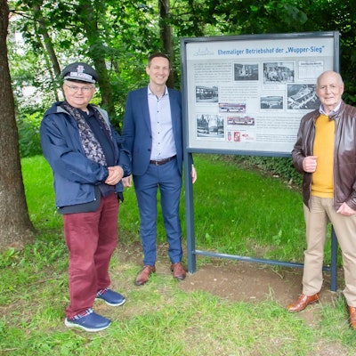 An der Infotafel am Gaulbach stehen Bernhard Geuß, Frank Nettesheim, Josef Schnepper, Bürgermeisterin Anne Loth und Erich Kahl (v.l.).
