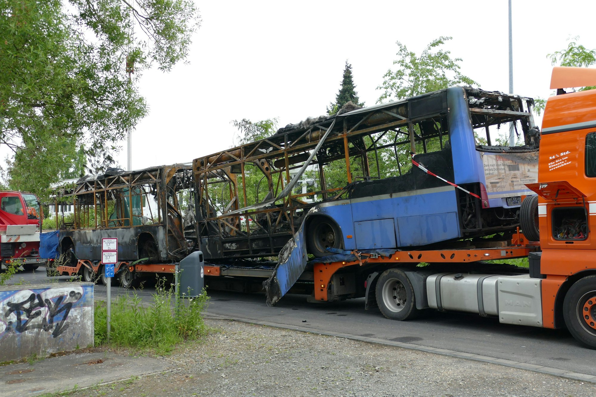 Mit einem Tieflader wurde der ausgebrannte Bus am Sonnagmittag abtransportiert.