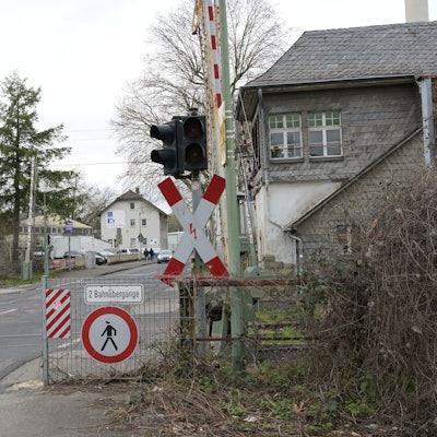 Das Foto zeigt den Bahnübergang Tannenbergstraße in Bergisch Gladbach