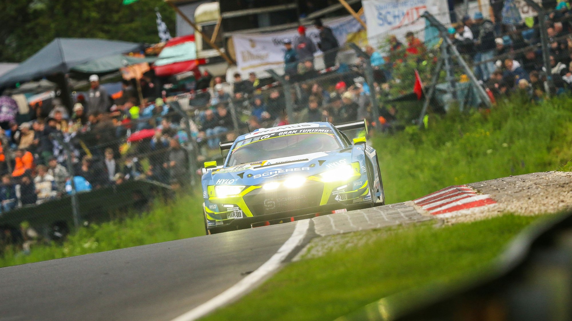 Das Bild zeigt Frank Stippler in seinem Audi während des Rennens.