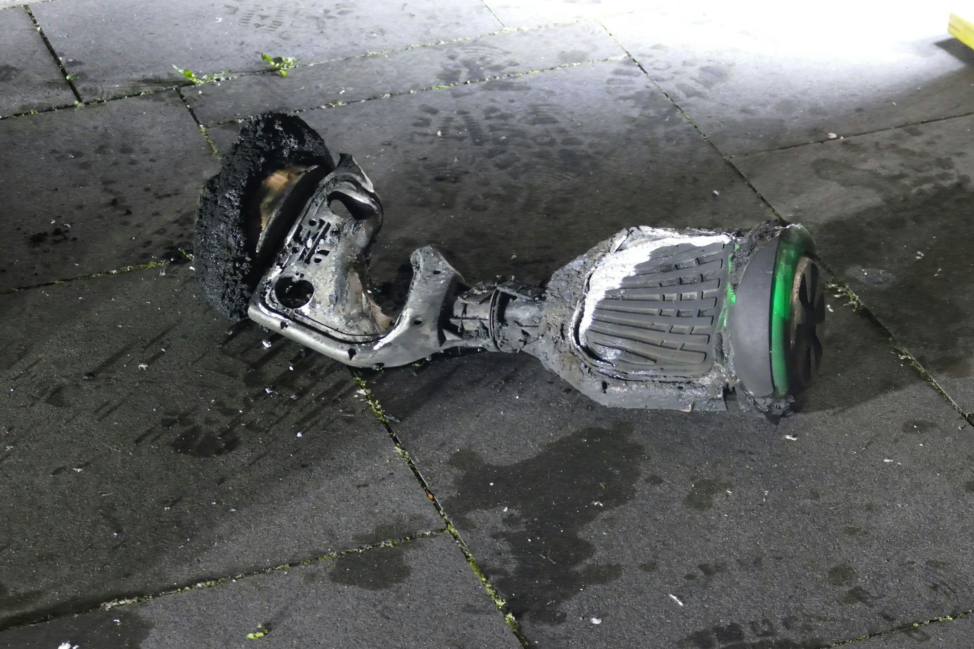 Ein geschmolzenes Hoverboard liegt auf dem Boden.