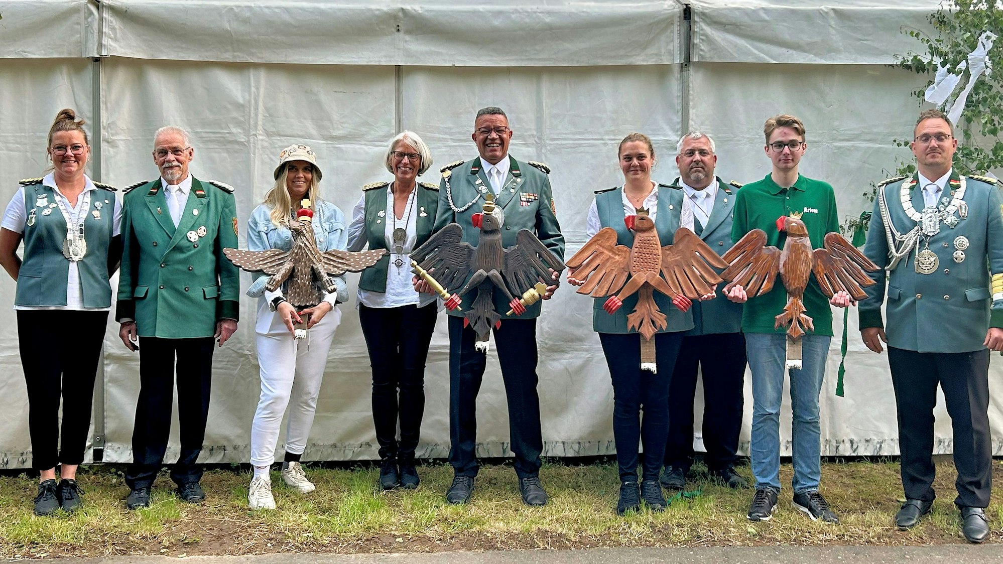 Peter Handwerk (Mitte) posiert gemeinsam mit Vertretern der St.-Sebastianus-Bruderschaft vor dem weißen Schützenzelt.