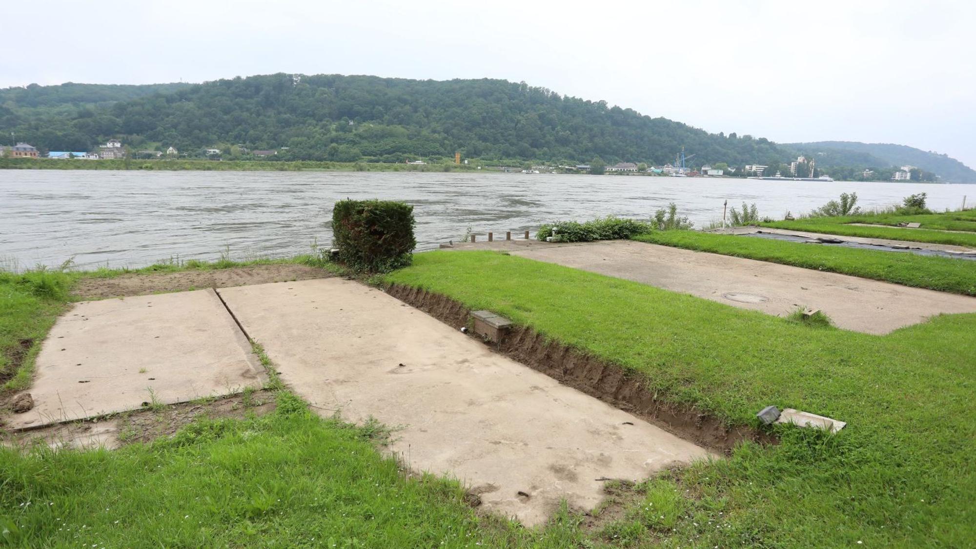 Leere Standplätze auf einer Wiese am Rhein.