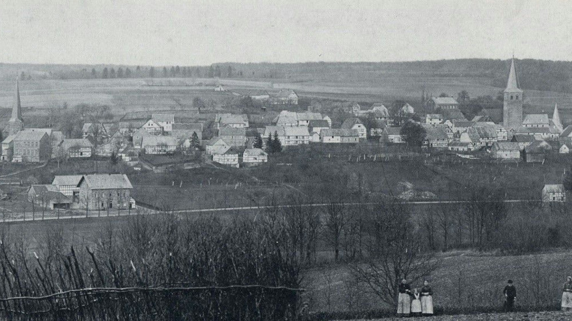 Eine alte Schwarz-Weiß-Fotografie eines Dorfes.
