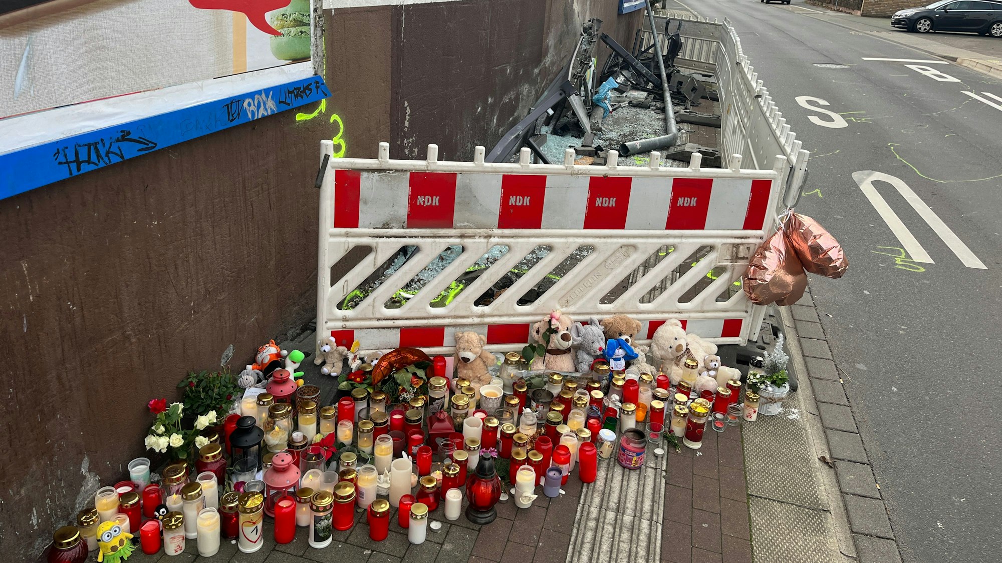 Die Anteilnahme und Betroffenheit nach dem Unfalltod eines 14 Jahre alten Jugendlichen in Niederkassel ist groß.