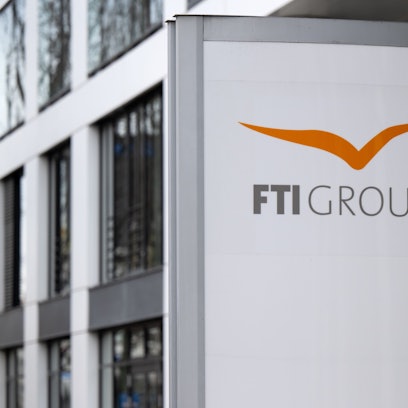 Das Logo des Reiseveranstalter FTI (FTI Group) steht vor dem Firmensitz.